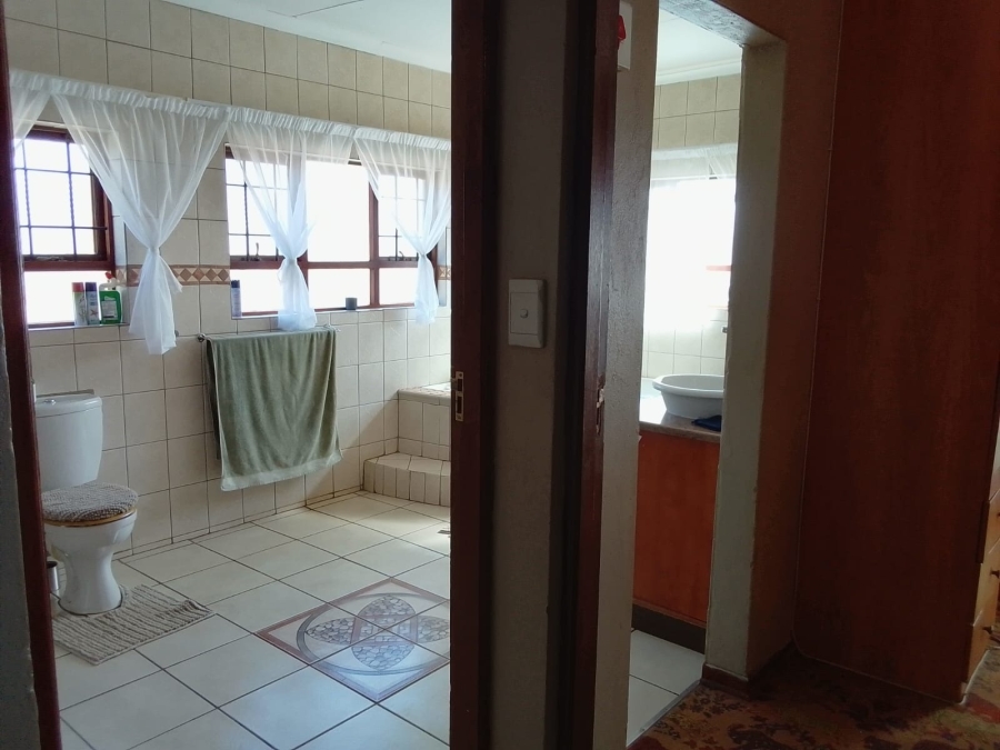 To Let 4 Bedroom Property for Rent in Safari Gardens North West